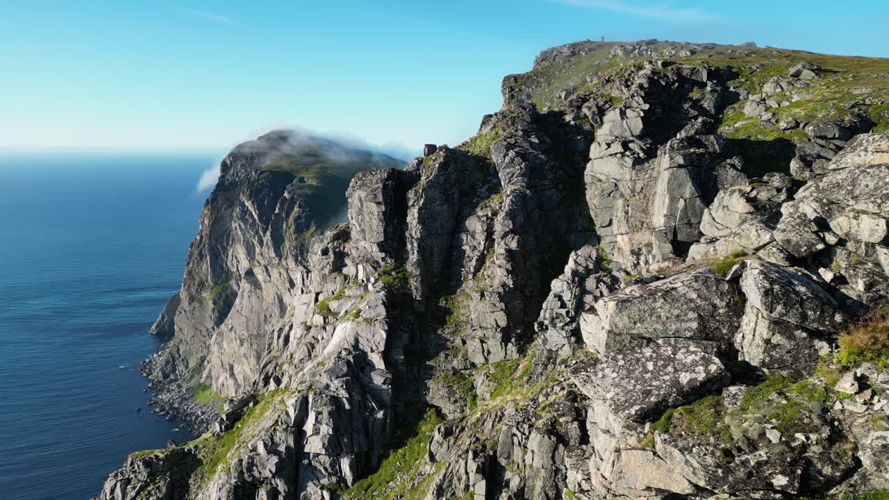 costa con montañas empinadas y océano ártico en las islas lofoten en noruega - pan a la izquierda