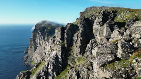 Küste-Mit-Steilen-Bergen-Und-Arktischem-Ozean-Auf-Den-Lofoten-In-Norwegen---Schwenk-Nach-Links