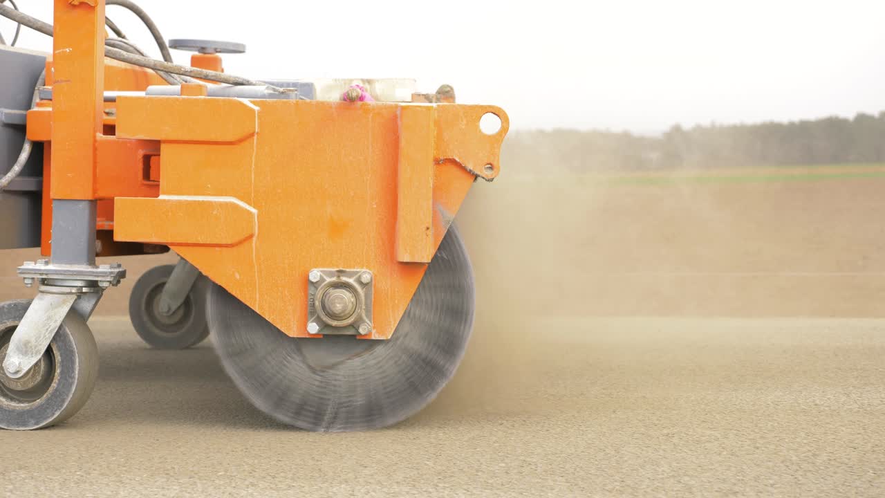 콘크리트 도로 건설의 완전 기계화 과정의 마지막 부분