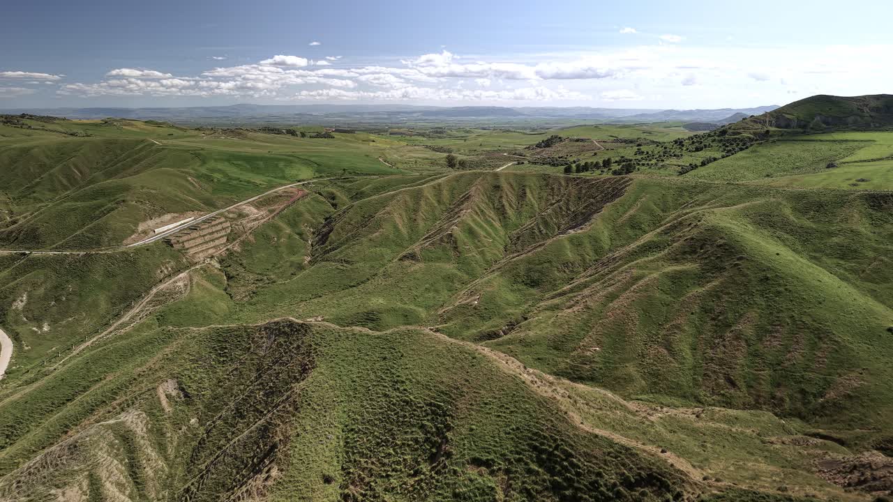 Verdi vallate tortuose circondate dalle caratteristiche formazioni dei calanchi, Calanchi del Cannizzola, Sicilia, Italia