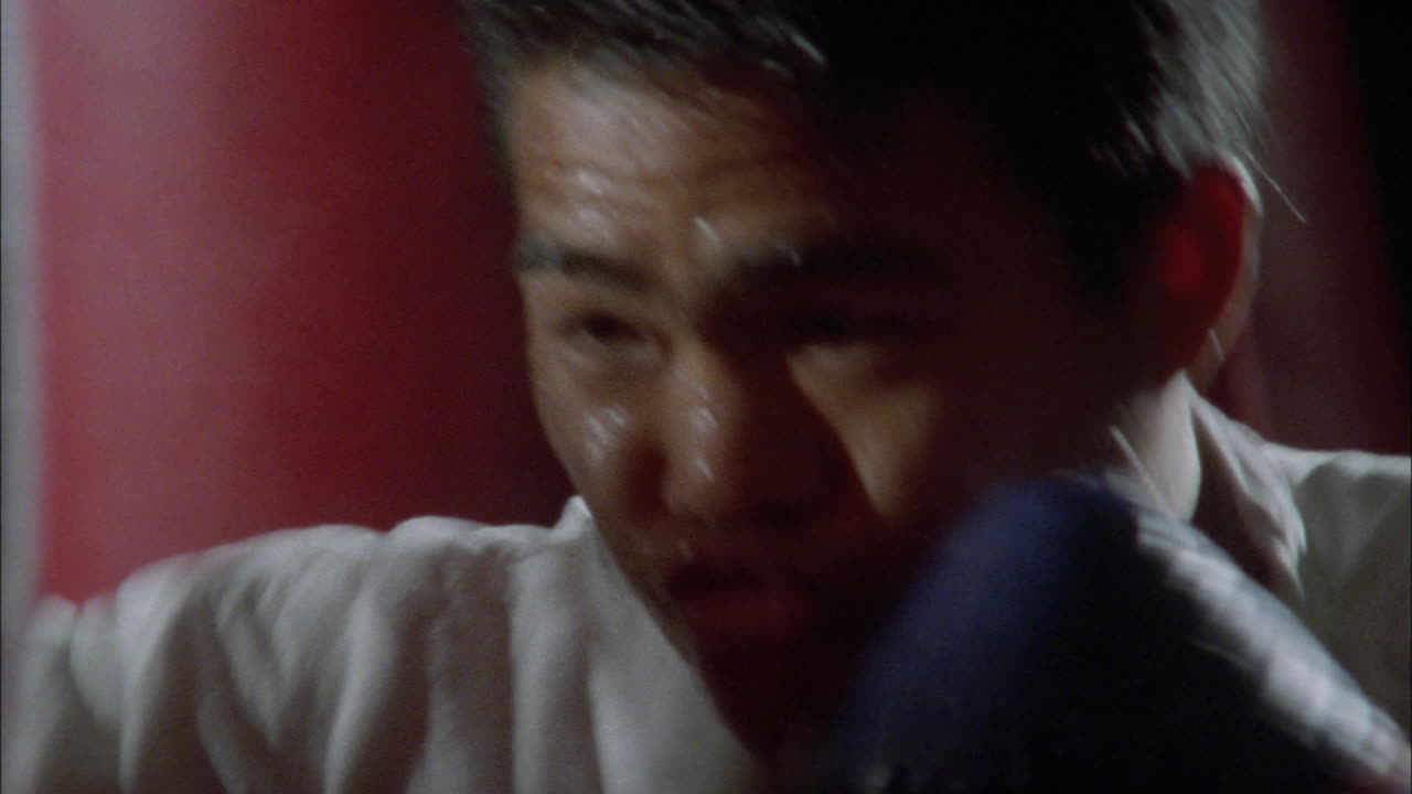 샌드백 위에서 힘차게 운동하는 남자