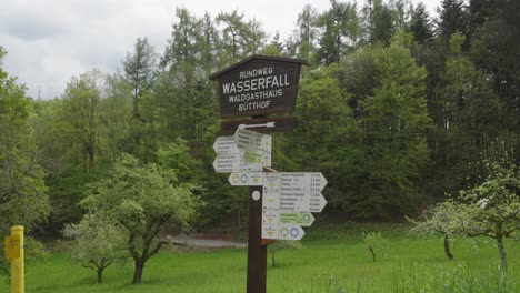 Poste-De-Señalización-De-La-Ruta-De-Senderismo-Para-El-Bucle-De-Cascada-De-Alemania-De-La-Selva-Negra