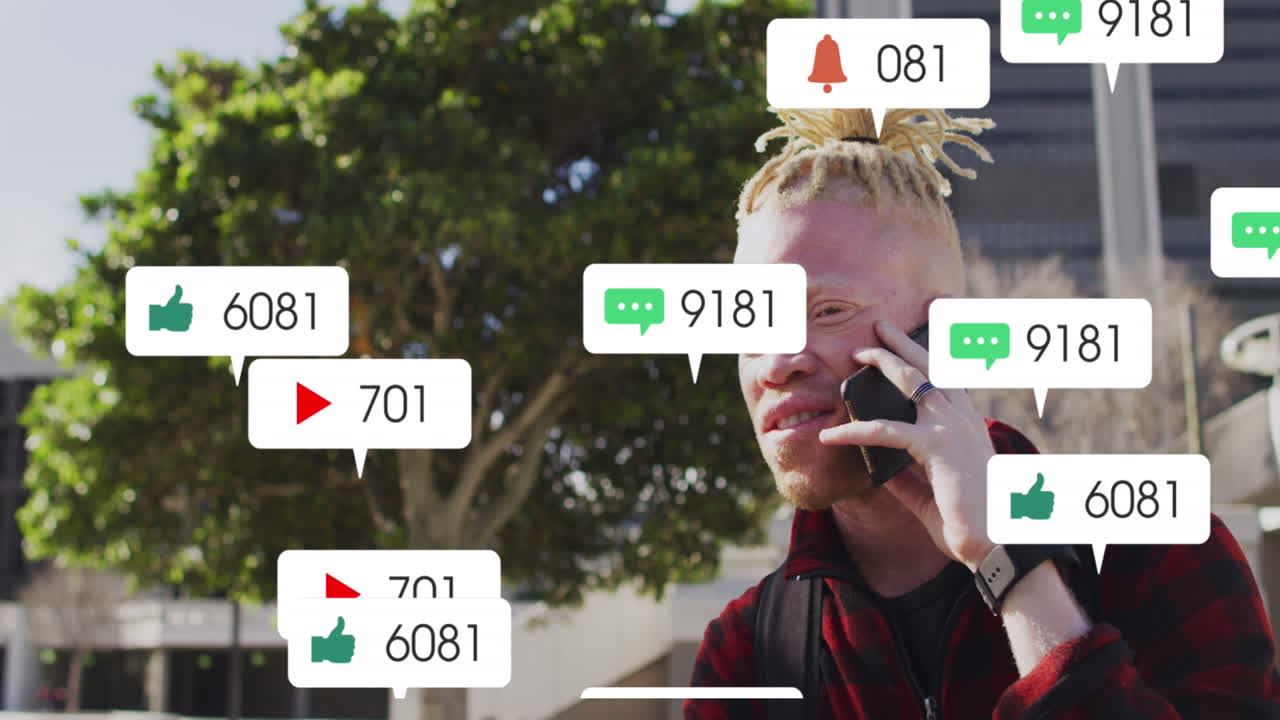 animación de números, iconos en barras de notificación, hombre albino afroamericano hablando en teléfono móvil
