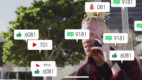 Animation-Von-Zahlen,-Symbolen-In-Benachrichtigungsleisten,-Albino-Afroamerikaner,-Der-Am-Mobiltelefon-Spricht