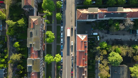 Vehículos-Que-Circulan-Por-La-Carretera-De-La-Ciudad-En-Un-Día-Soleado-Durante-La-Pandemia-En-Gdansk,-Polonia