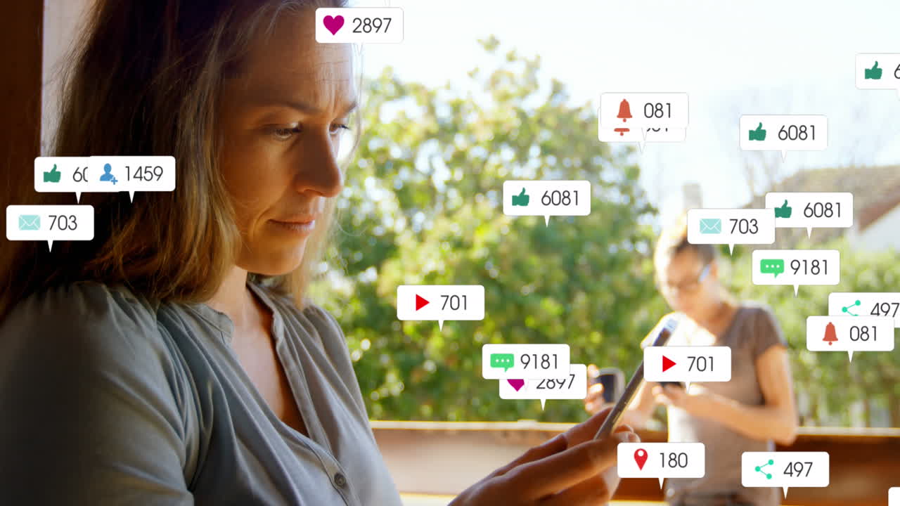 animación de barras de notificación sobre mujer caucásica desplazándose en el teléfono inteligente en casa