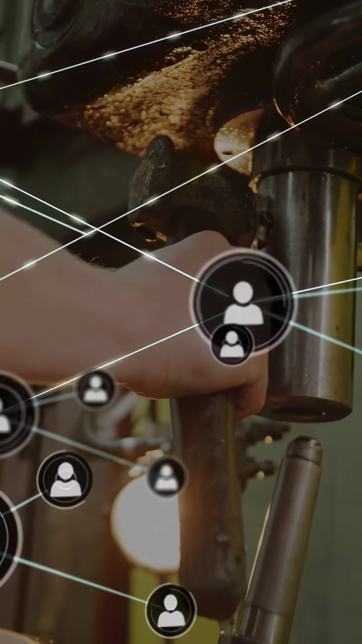 Vertikal video: Overlay vises, hvilket får baristaens hænder til at dreje portafilteret ind i gruppehovedet på en café