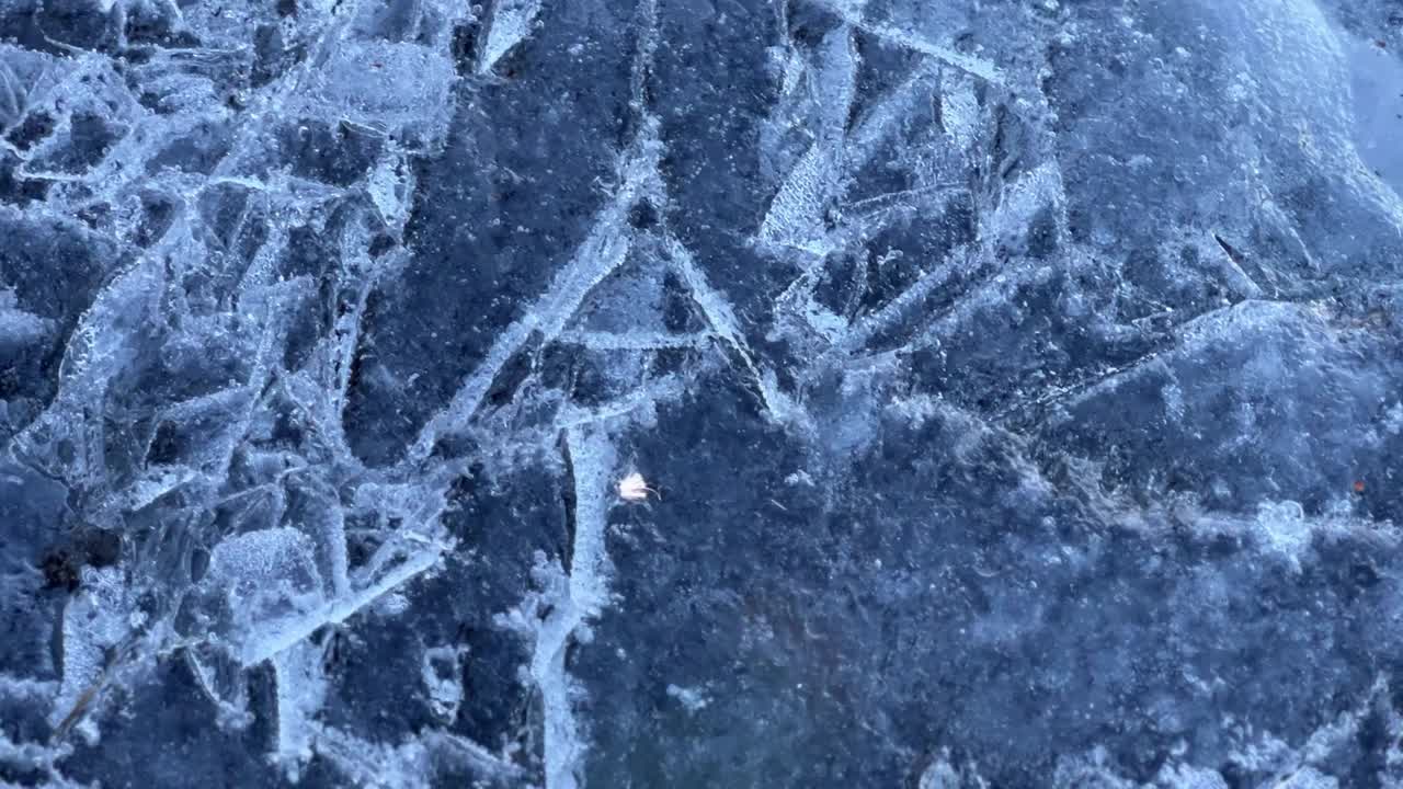 Bellissimo ghiaccio sul lago che si è incrinato.
