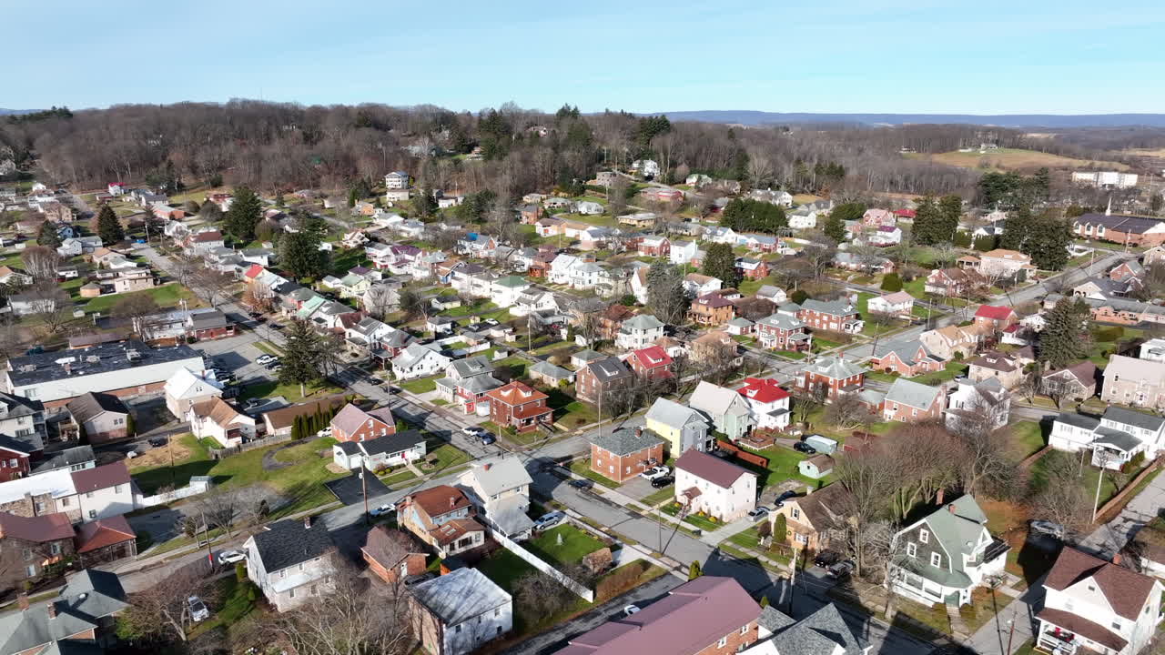 alta órbita aérea de un pequeño pueblo en la américa rural