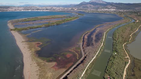 desembocadura del río y laguna natural en la costa albanesa del adriático, punto panorámico de pesca