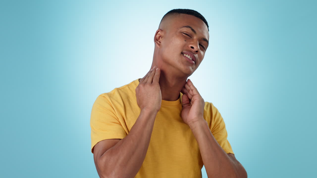 estrés, herido y hombre en un estudio con dolor de cuello