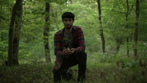 hombre plantando un árbol en el bosque