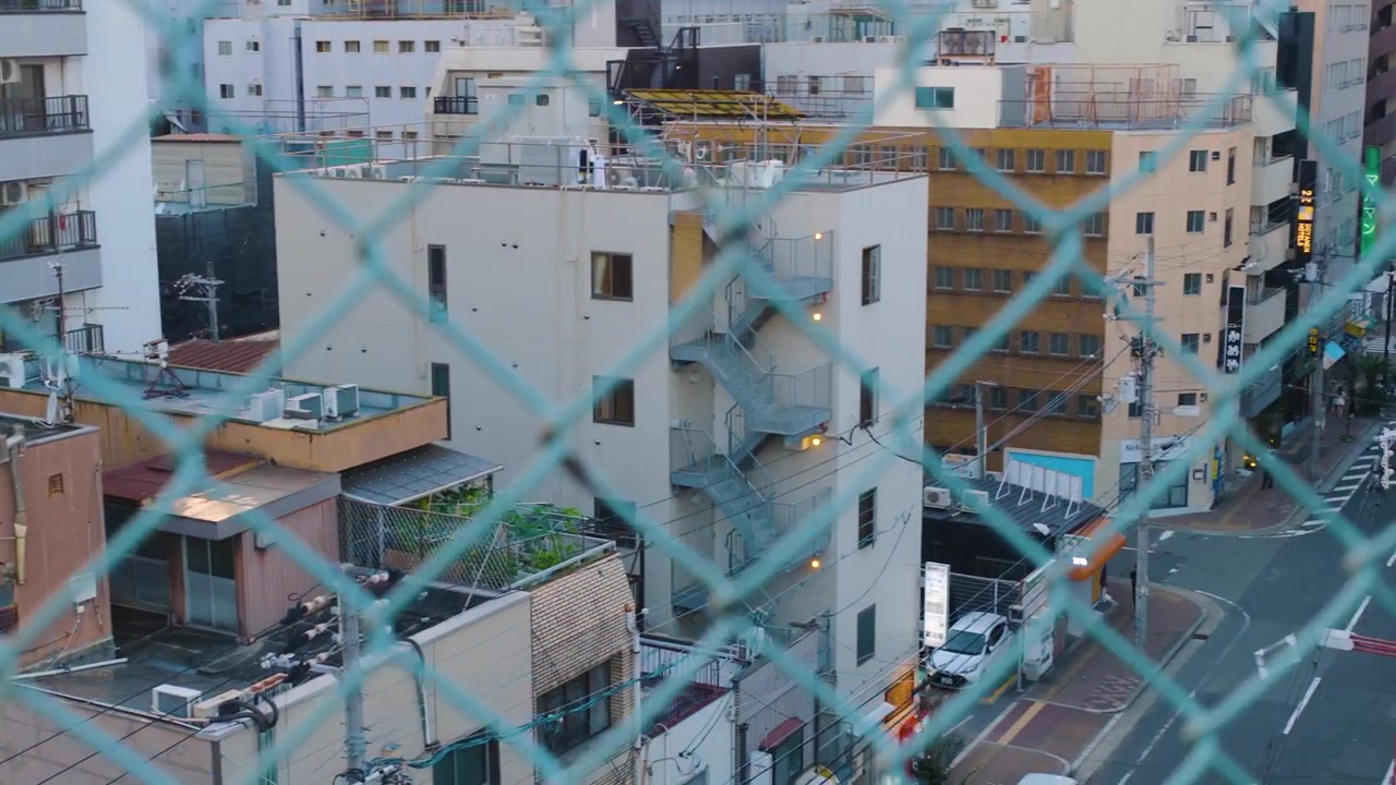 大阪府あいりん地区の都市風景、金網越しに。