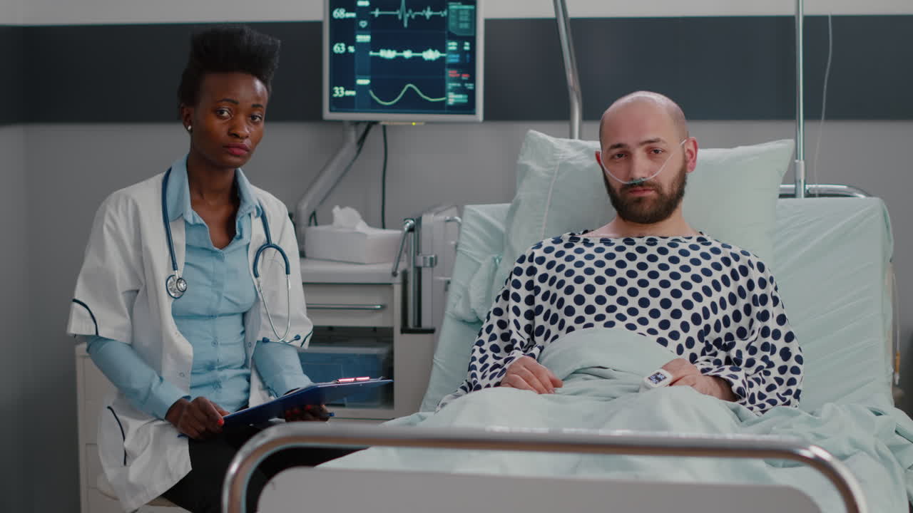 vista frontal de un especialista médico afroamericano y un hombre enfermo teniendo una conferencia de videollamada en línea