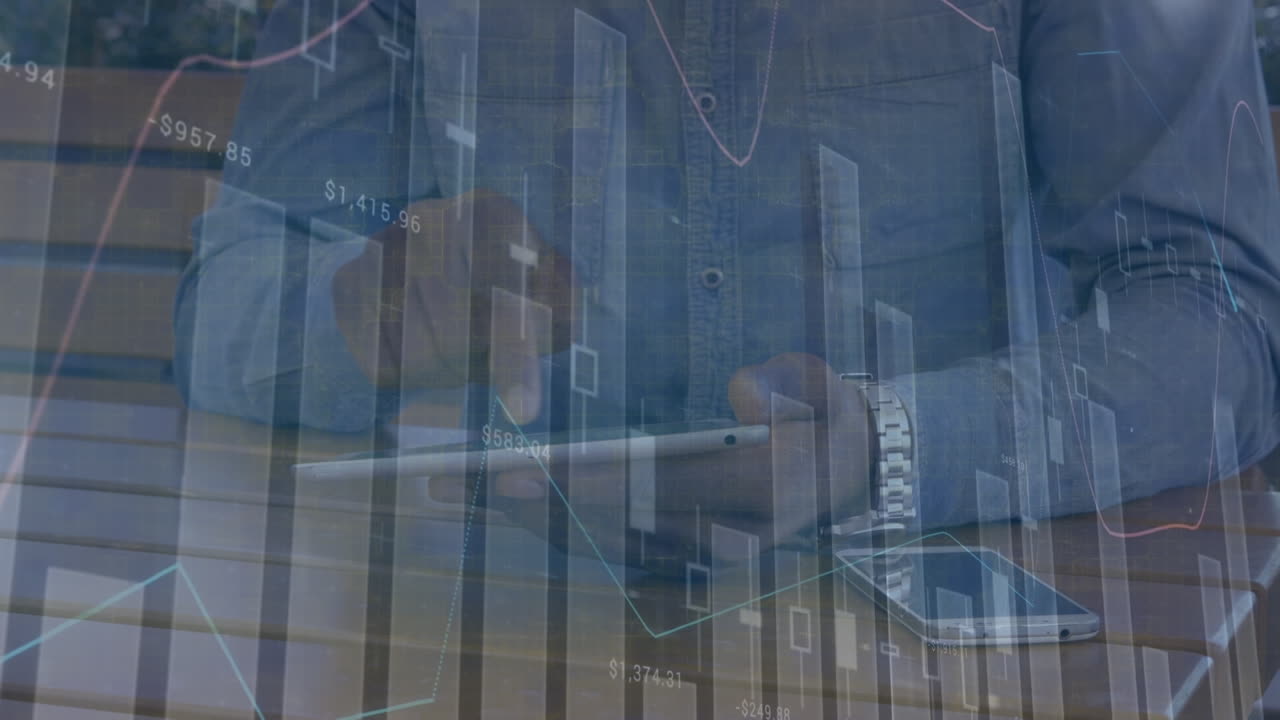 animazione di dati finanziari e grafici che si muovono sulle mani di un uomo bi-razziale che utilizza un tablet