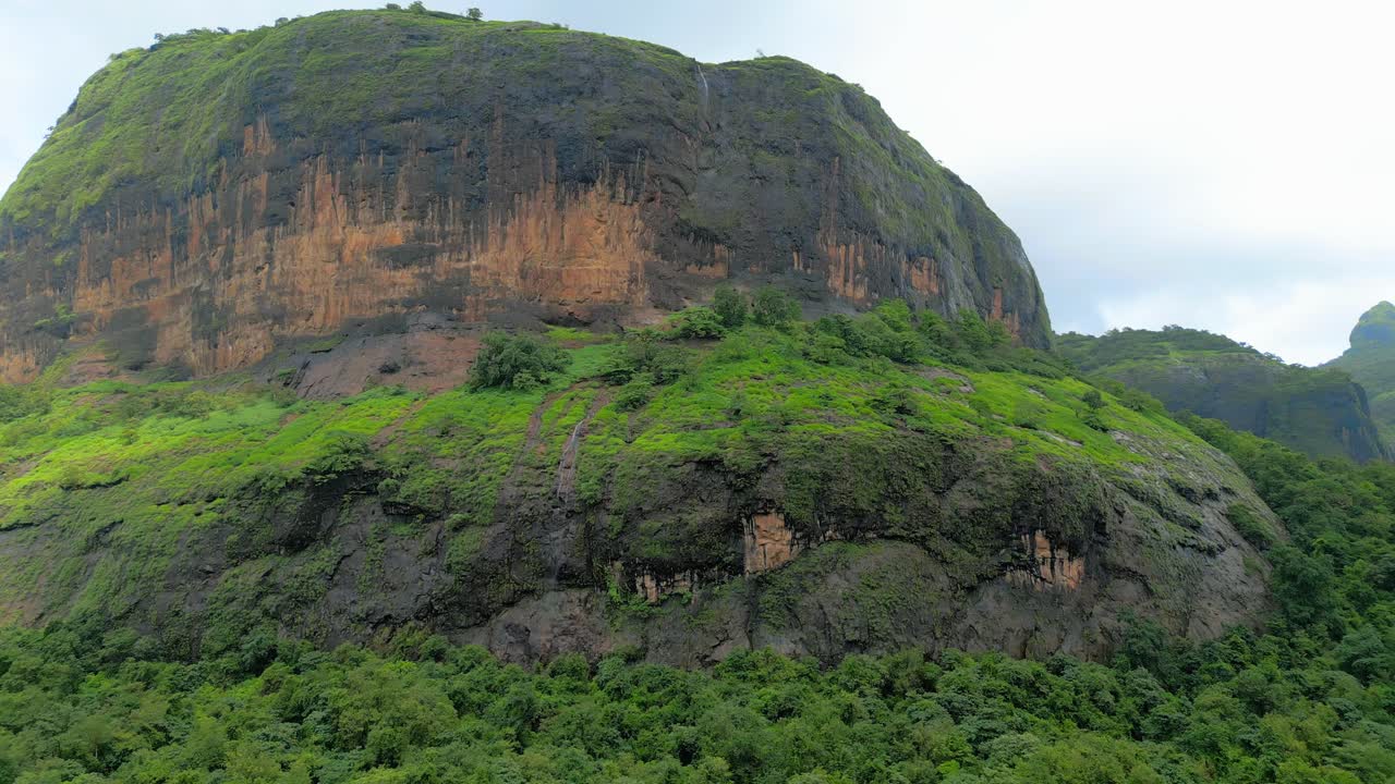 사야드리 서부 가타스 산의 클로즈업 뷰