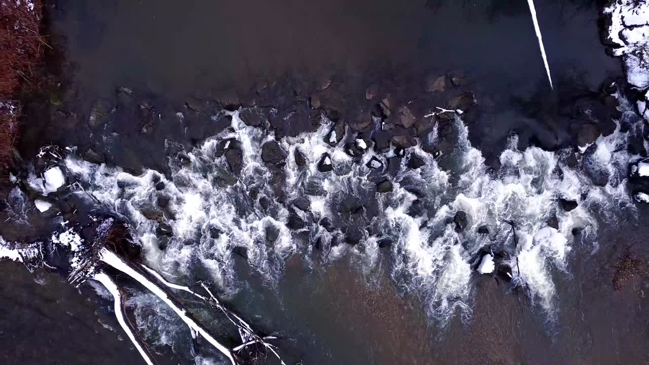 río en invierno con rocas de arriba hacia abajo disparo aéreo de drones
