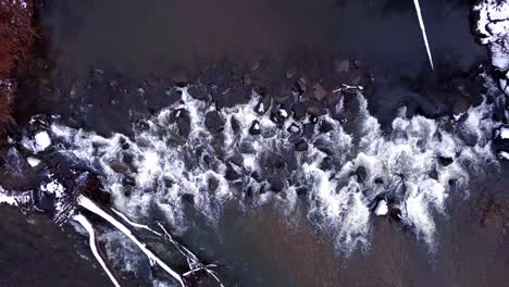 Fluss-Im-Winter-Mit-Felsen-Von-Oben-Nach-Unten-Luftaufnahme-Einer-Drohne