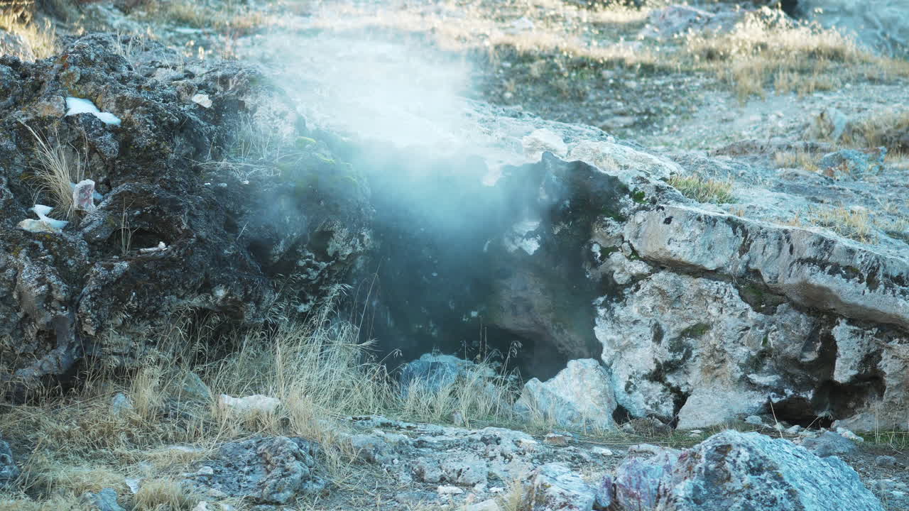 vapor caliente que se eleva desde el suelo, sitio geológico de hot creek, bosque nacional inyo, primer plano