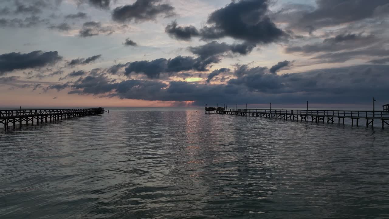 Solopgang ved kajen i Rockport, Texas.