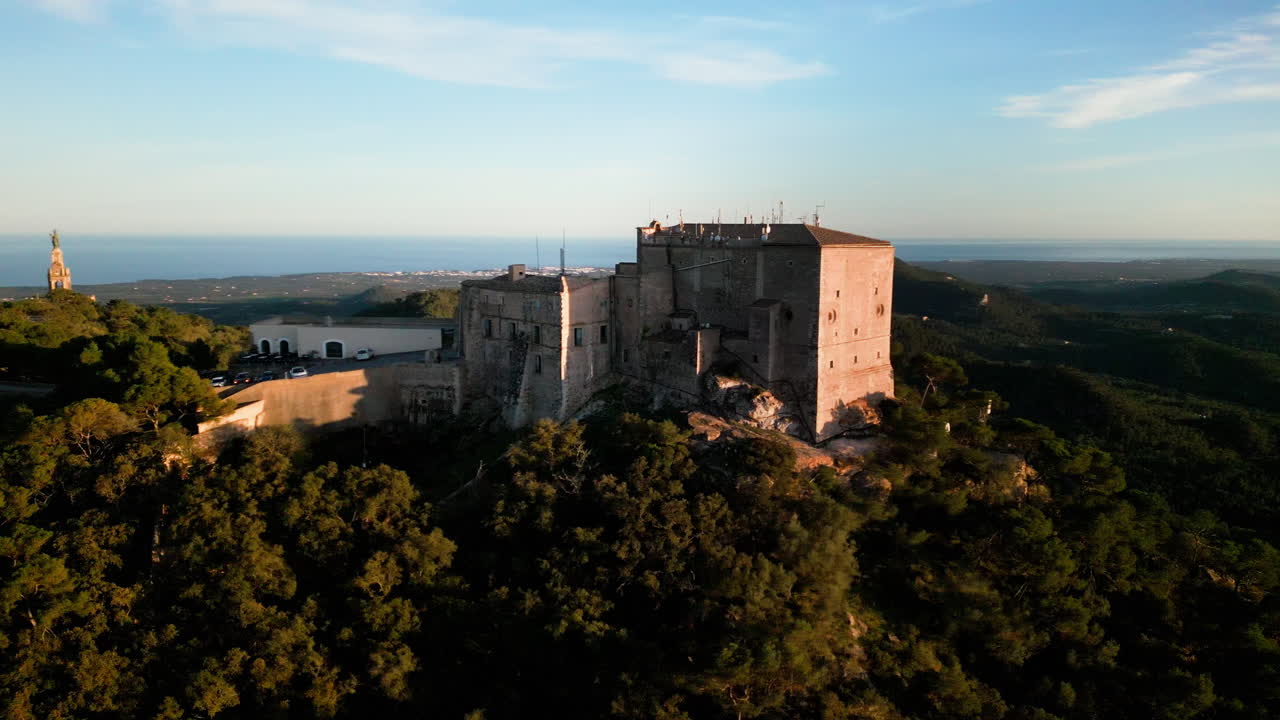 el majestuoso santuario de sant salvador al amanecer en mallorca