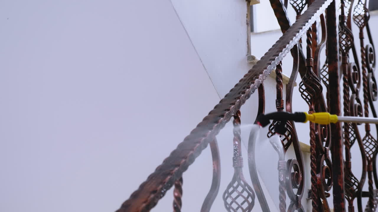 близкий взгляд на вирусолога, распространяющего химическое вещество.