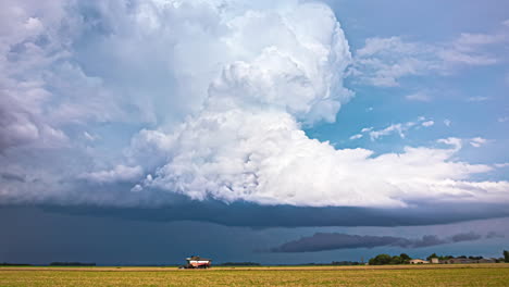 Der-Zeitraffer-Fängt-Die-Bildung-Einer-Hoch-Aufragenden-Cumulonimbus-Wolke-Ein,-Die-Die-Weite-Landschaft-In-Majestätische-Bewegung-Hüllt