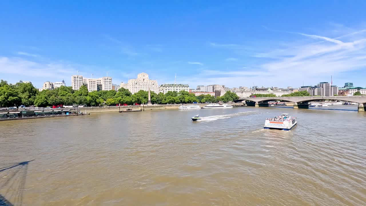 테임즈 강 을 항해 하는 배