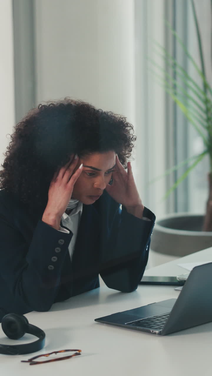 Empresária Estressada com Dor de Cabeça Trabalhando no Notebook