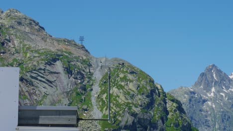 Kleine-Automatisierte-Wetterstation-Mit-Windmesser-In-Den-Schweizer-Alpen