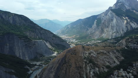 vista aerea della valle di montagna