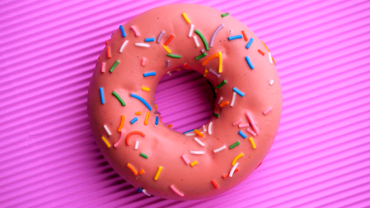 Donut glaceado em close-up.