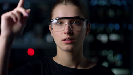 chica exitosa que usa gafas vr en el interior. tecnología 3d en el estudio.