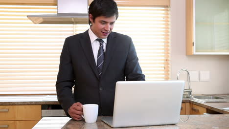 Joven-Empresario-Tomando-Café