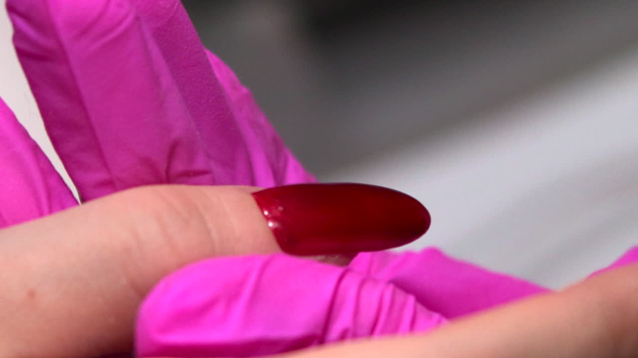 la aplicación de esmalte de uñas rojo
