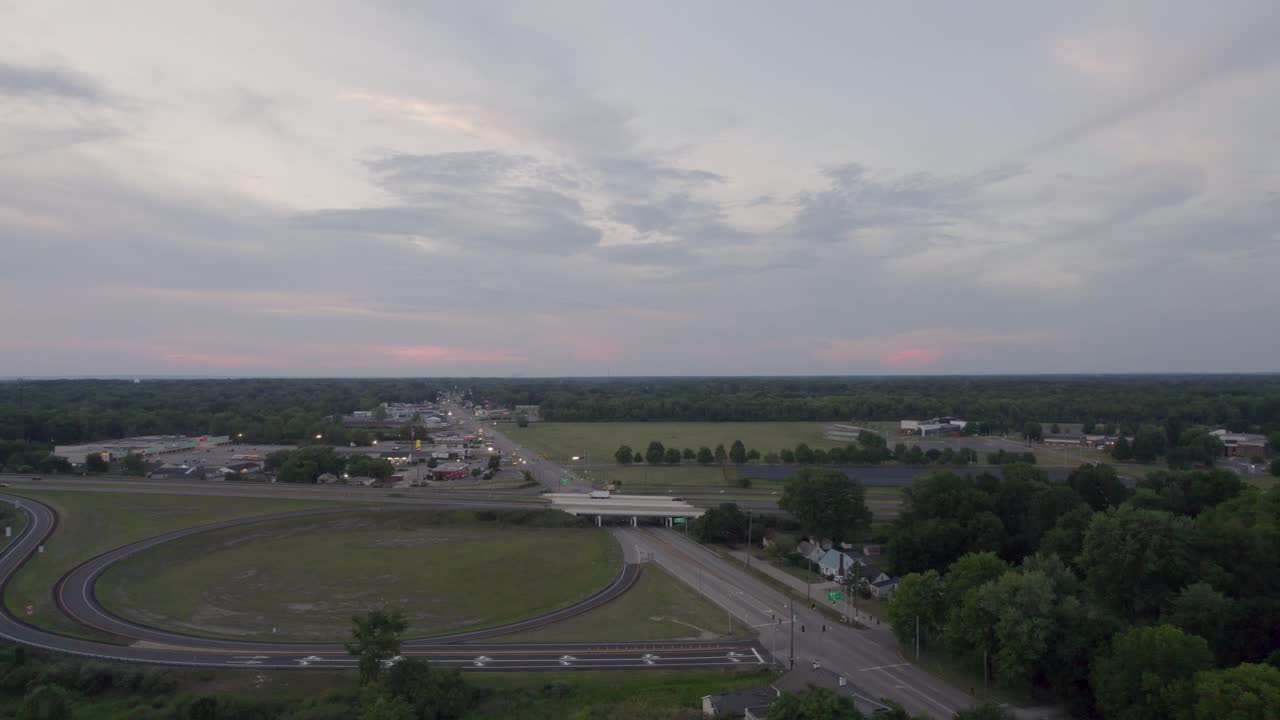 푸른 잔디와 푸른 맑은 하늘이 있는 도시의 길가를 따라 아름다운 경치를 드론으로 촬영한 이 길가 투어는 관광객들이 여행하기에 좋은 경험입니다