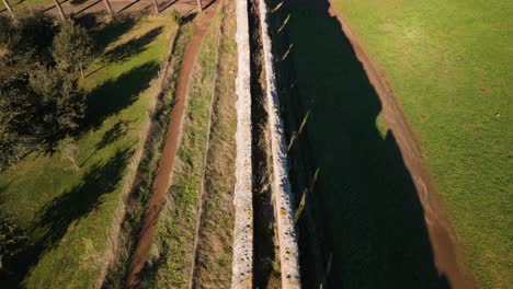 vista aérea de arriba hacia abajo del conducto utilizado para transportar agua en el antiguo acueducto romano