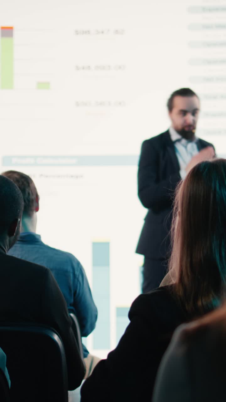 Vídeo vertical de mulher na plateia levantando a mão para fazer perguntas em um evento de conferência