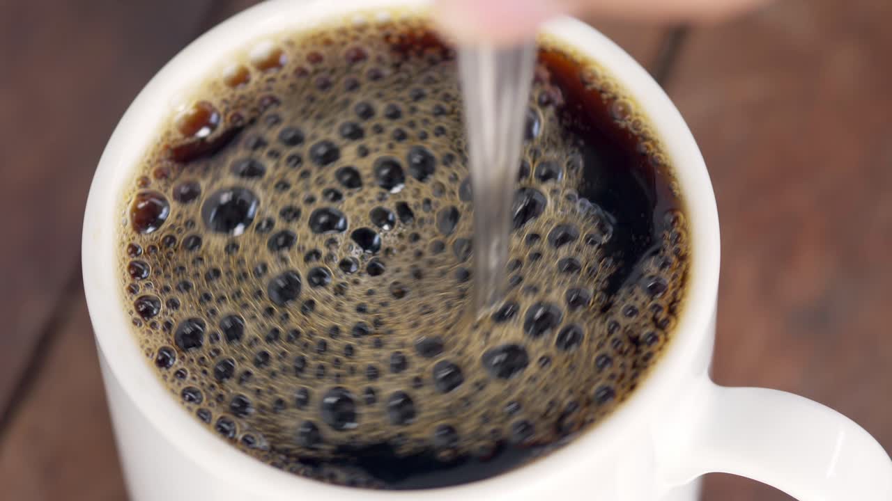 아침에 커피 한 잔을 만들어