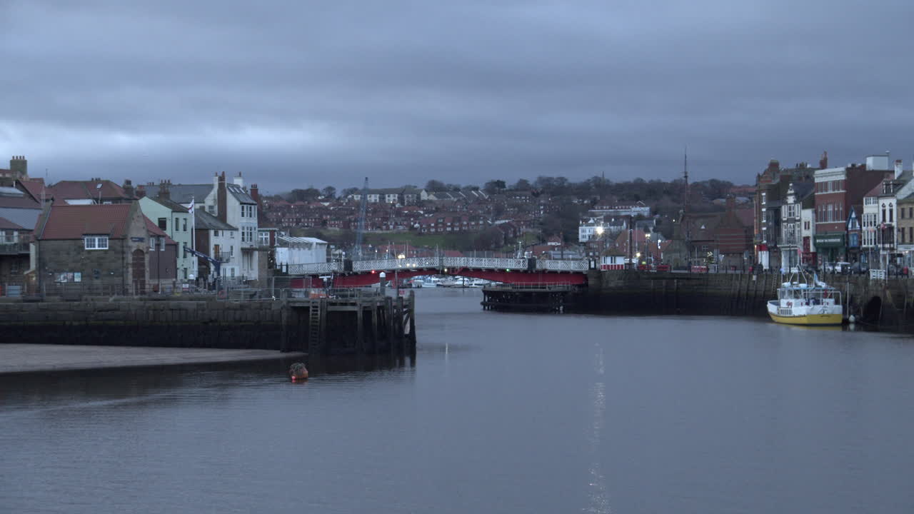 whitby, north york moors, amanecer en el puerto, barcos - 4k prores 422hq, bmpcc clip 1