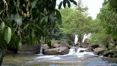 Revelación-En-Cámara-Lenta-Del-Impresionante-Río-De-La-Selva---Tailandia