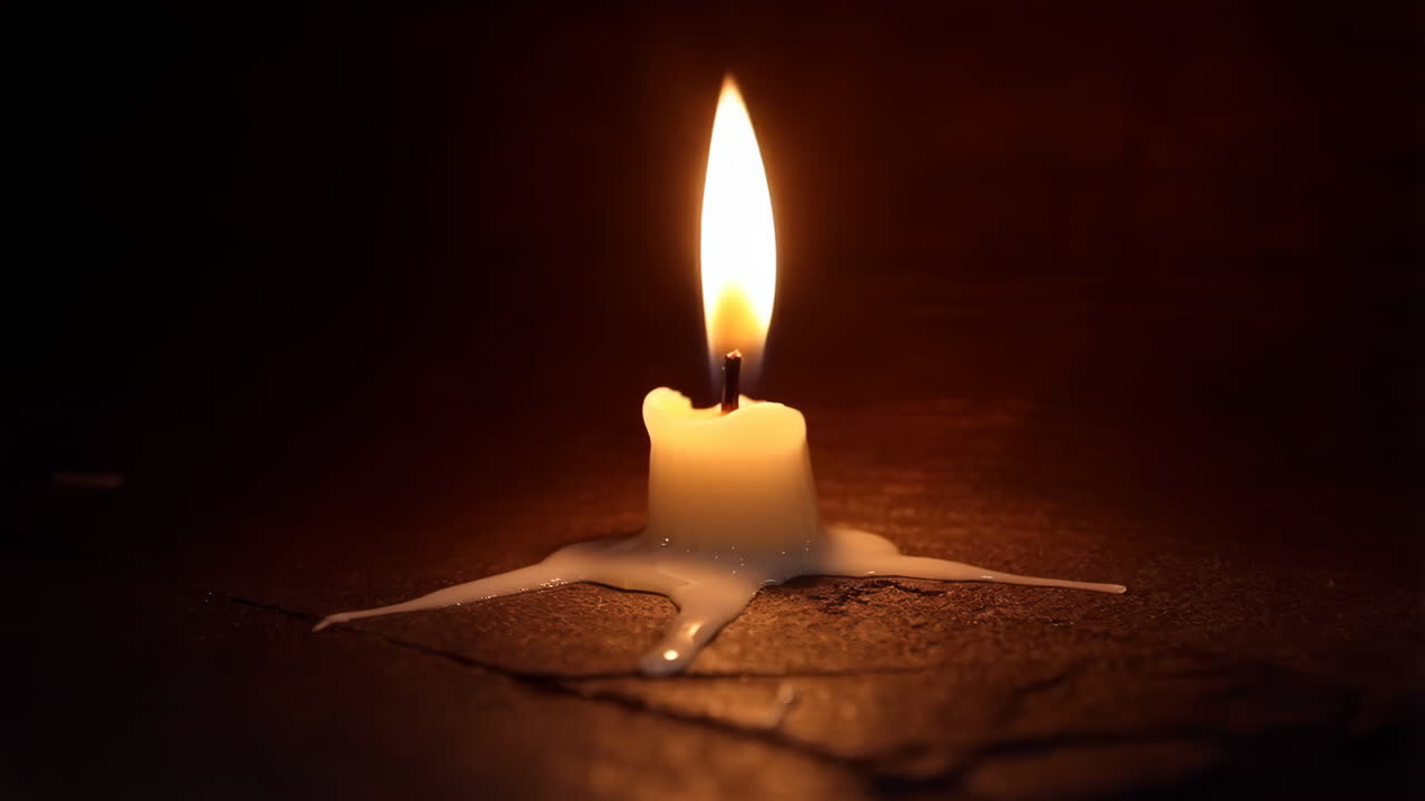 una vela ardiendo en la oscuridad