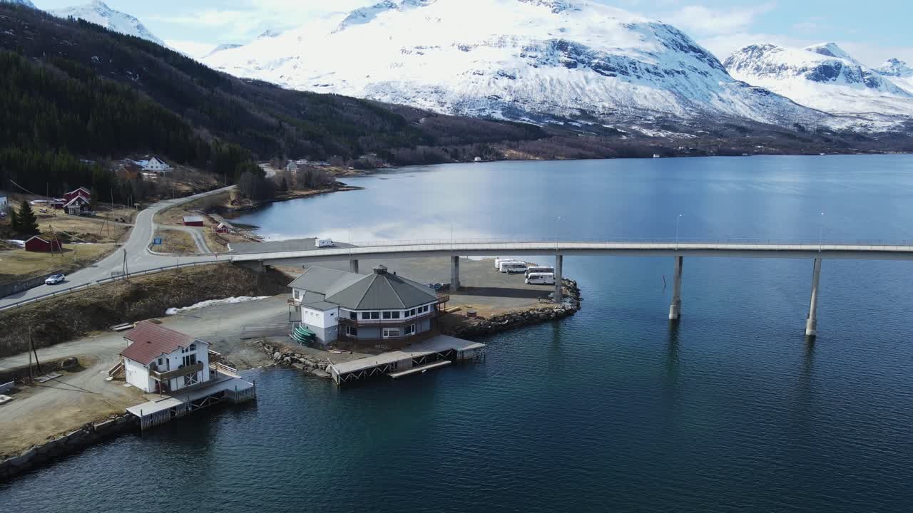 el complejo del centro ártico y el puente arsteinbrua en el fiordo de gratangen en gratangen, troms og finnmark, noruega