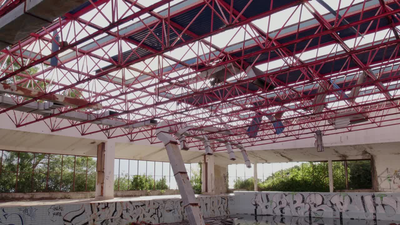 Immagine aerea di un hotel in rovina invaso dalla natura, Kupari, Croazia