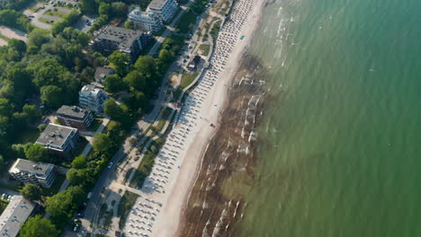 Viaje-Sensacional-Destino-De-Verano-Alta-Vista-Aérea-De-La-Playa-Turística-En-El-Mar-Báltico-En-Scharbeutz,-Alemania,-Incline-Hacia-Abajo-A-Vista-De-Pájaro-Vista-De-Arriba-Hacia-Abajo,-Día