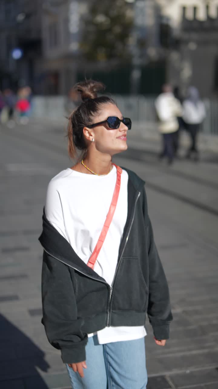 Donna elegante che cammina in città