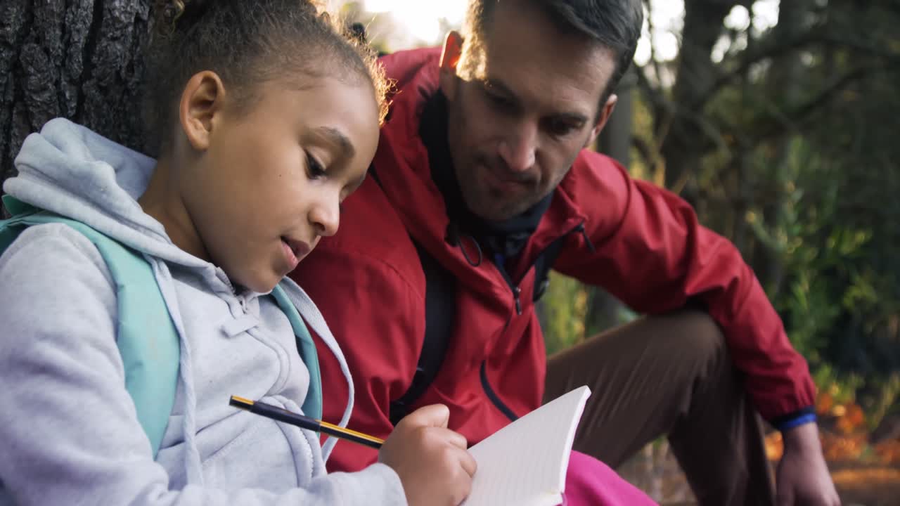 niños y maestros tomando notas en una excursión de campo 4k