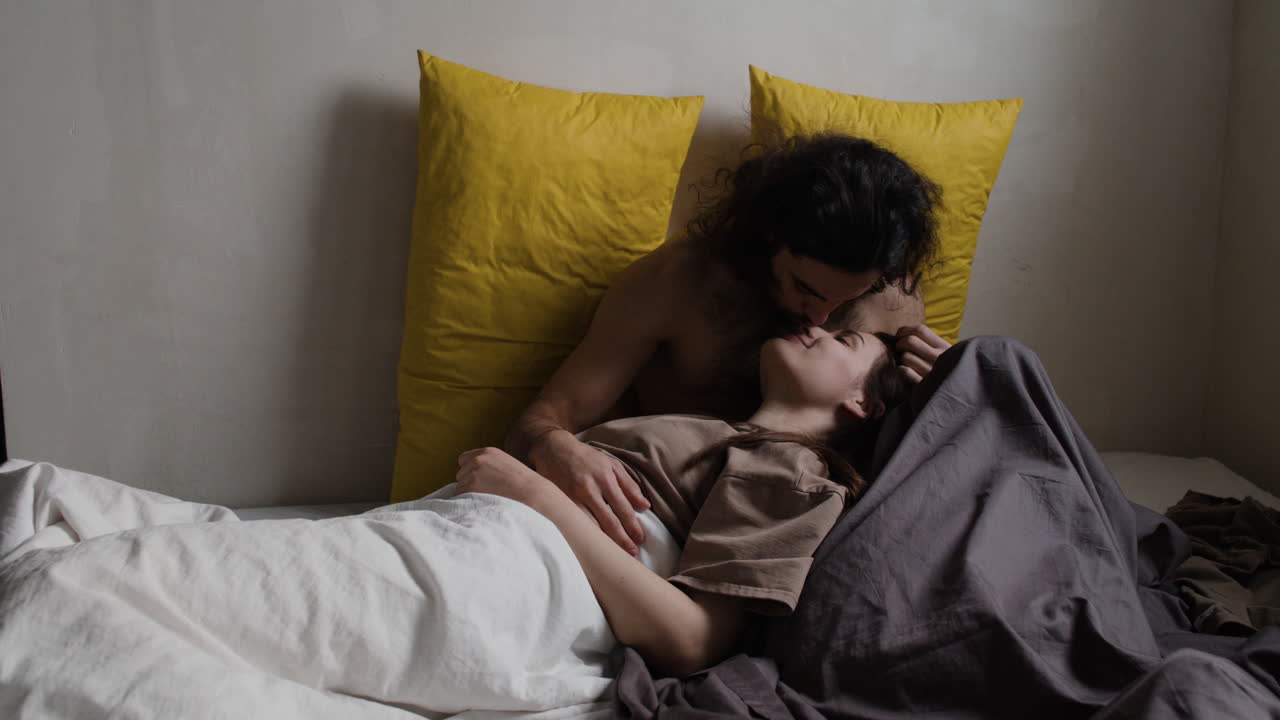 Vrouw liggend op haar vriend in bed
