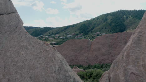 科羅拉多州利特爾頓的 arrowhead 高爾夫球場度假村 綠色草地,紅色岩石和藍色天空