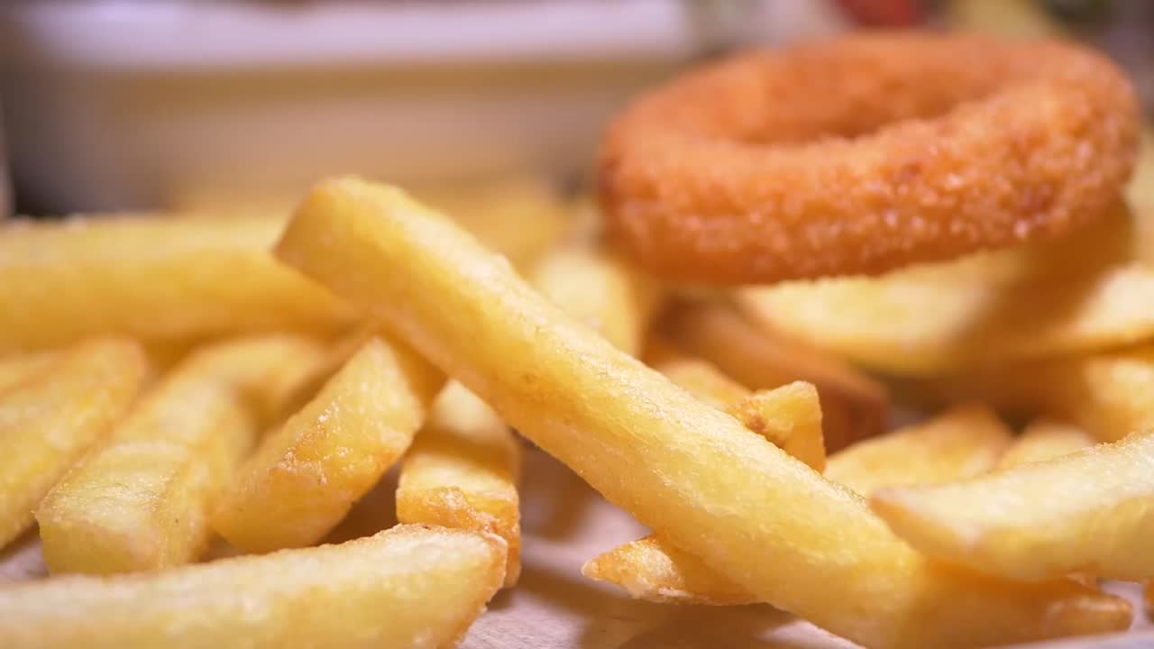 patatas fritas y anillos de cebolla